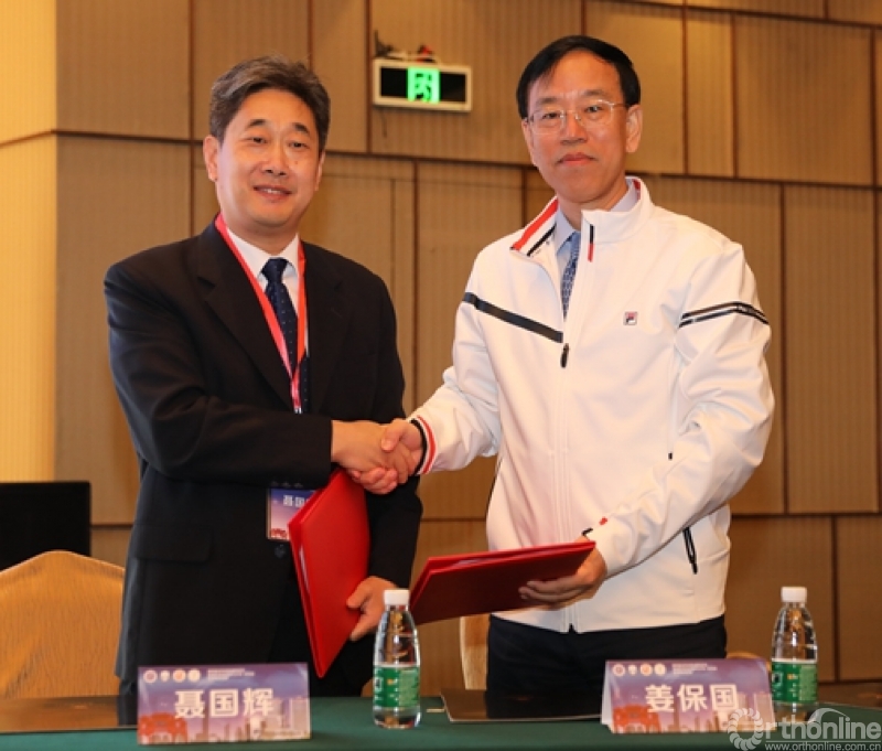 姜保国教授与聂国辉院长握手致意创伤救治中心揭牌本次会议主要围绕